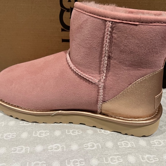 NEW UGG CLASSIC MINI SHINE Sheepskin Ankle Boots 1120872 SHELL PINK SIZE 7 NIB - Picture 2 of 14